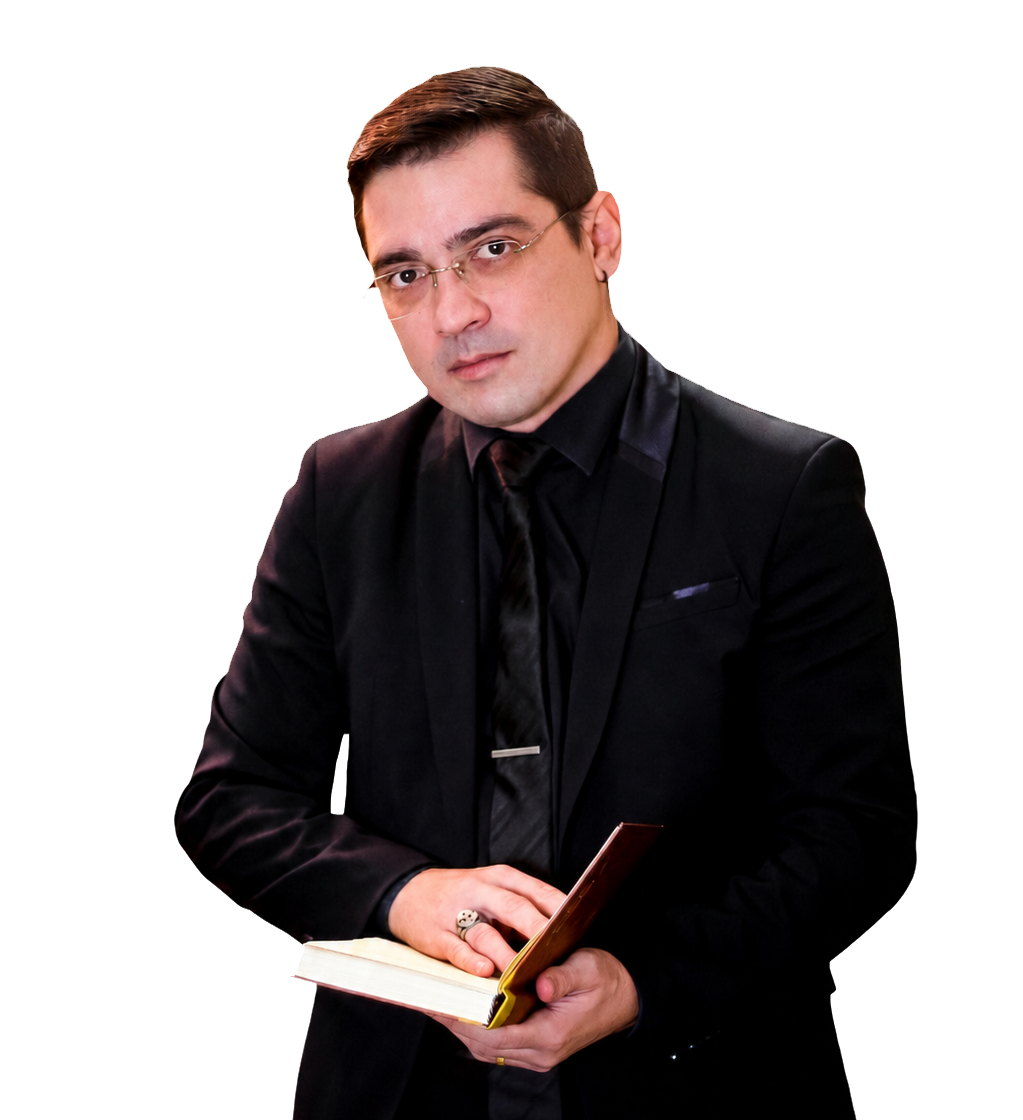 Leonardo Vasconcelos com terno preto e um livro nas mãos
